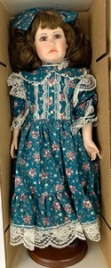 lot 200 image: World Gallery Cottage Path Porcelain Doll - Sweet Pea