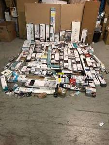 lot 7 image: Pallet of assorted Bathroom faucets and accessories (brands include Delta) see all pictures