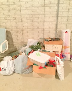 lot L052 image: Christmas Decorations And Gift Wrapping