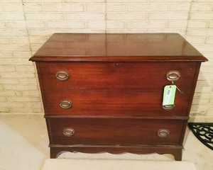 lot L070 image: Lane Cedar Chest