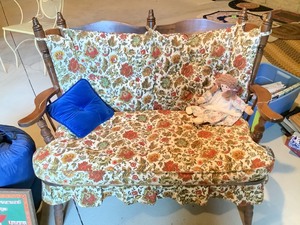 lot L062 image: Vintage Waiting Seat And Sleeping Bag