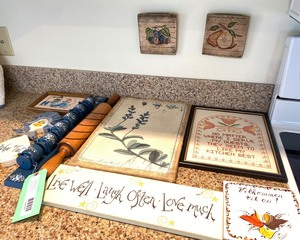 lot E111 image: Wall Items