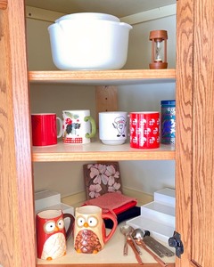 lot E114 image: Mixing Bowls, Measuring Spoons, Coffee Cups