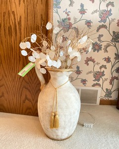 lot C132 image: Decorative Vase