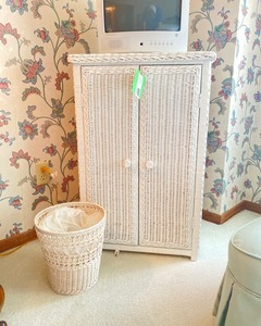 lot C129 image: Wicker Upright Storage, TV