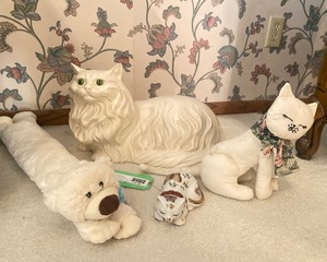 lot C126 image: Vintage Ceramic Cat, etc