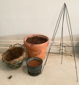 lot H075 image: 5 Piece Outdoor Planters