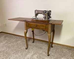 lot M513 image: Vintage Singer Sewing Machine
