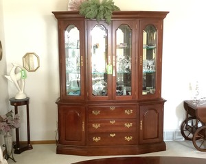 lot A001 image: Kincaid China Cabinet