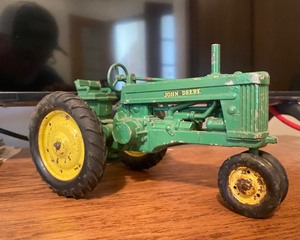 lot F080 image: John Deere toy tractor