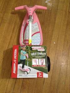 lot 62 image: Radio Flyer Grow With Me Beginner Kids Kick Scooter- not used - see pictures