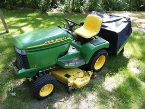lot 1 image: John Deere 325 17 HP Lawn Tractor