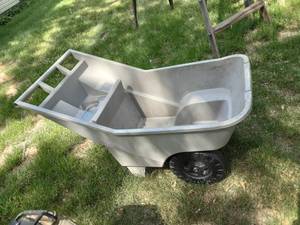lot 8 image: Rubbermaid Yard Cart