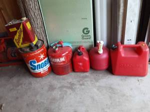 lot 19 image: Assorted Gas Cans 3-Metal & 3-Plastic