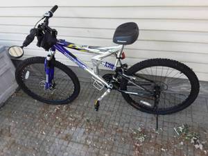 lot 21 image: Mongoose XR 200 Lightweight Aluminum 26 21 Speed Bike