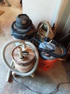 lot 22 image: 4-Older Shop Vacs