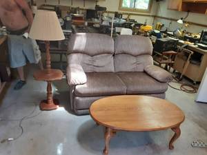 lot 72 image: 3-Pieces Of Furniture