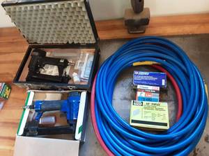 lot 25 image: Pneumatic Stapler & Finish Nailer With 2-Air Hoses