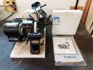 lot 37 image: Delta Universal WetDry Grinder With New Stone & Manual