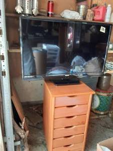 lot 86 image: Funai 32 TV & Rolling Stand With Remote