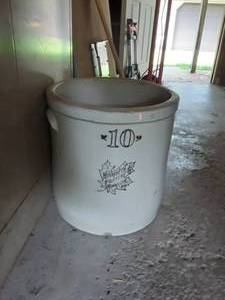 lot 90 image: 10 Gallon Monmouth Pottery Crock