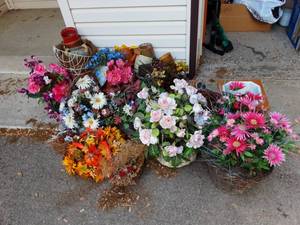 lot 110 image: Bird Houses, Floral Misc., Pots, Snowmen
