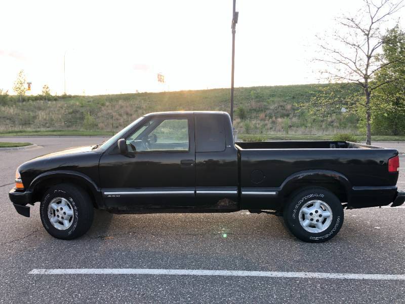 lot 4 image: 2000 Chevrolet S-10 - 1 OWNER - 4X4