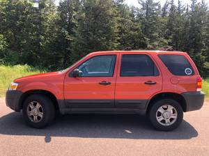 lot 4 image: 2005 Ford Escape XLS - 4x4 - 2 OWNER