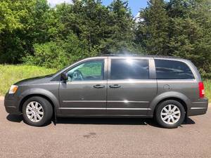 lot 1 image: 2010 Chrysler Town and Country Touring ED - LOADED