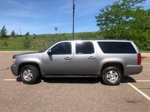 lot 1 image: 2007 Chevrolet Suburban - LOADED