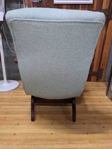 lot 40 image: Mid Century Modern Padded Chair