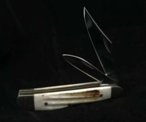 lot 94 image: Frost Cutlery - Little Peanut & Little Bear Claw Pocket Knives