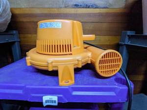 lot 117 image: Toy Quest Inflatables Blower