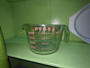 lot 26 image: Vintage Pyrex - Coffee Pot, Measuring Cup & Divided Dish