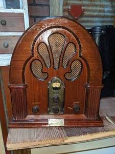 lot 21 image: Vintage Thomas Collectors Edition Radio AMFM Cassette 1934 Replica Works