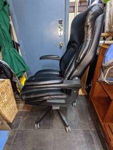 lot 46 image: LazBoy Executive Office Chair