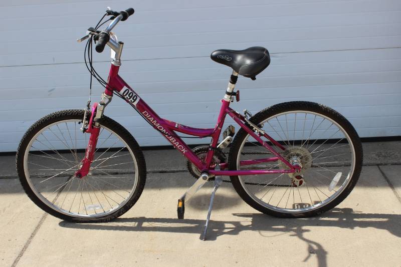 lot 38 image: Diamond Back Womens Bike