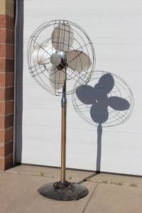 lot 7 image: Pedestal Fan Heavy Duty