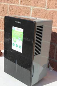lot 8 image: Dehumidifier Soleus air 70 Pint