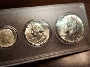 1964 US COIN SET IN CLEAR PLASTIC HOLDER BU-UNC