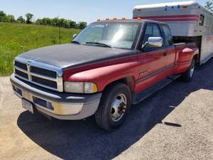 lot 1 image: 1995 Dodge RAM 3500 V10 Magnum Laramie SLT 2 Door Club Cab Pickup Truck