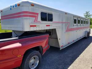lot 2 image: 1995 4-Star Trailers 38 Tandem-Axle 6-Horse Slant Load Gooseneck Trailer