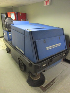 lot 101 image: AMERICAN-LINCOLN RIDE-ON FLOOR SWEEPERSCRUBBER