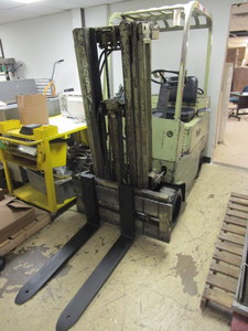 lot 102 image: YALE FORKLIFT