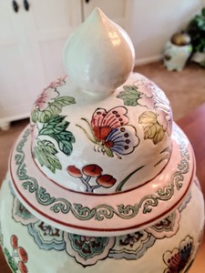 lot 4 image: Ceramic Chinese Urn