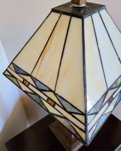 lot 18 image: Stained Glass Table Lamp