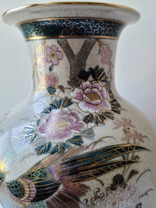 lot 45 image: Beautiful Asian Inspired Vase w Bird Detailing