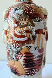 lot 50 image: Gorgeous Asian Inspired Vase w Amazing Design