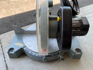 lot 166 image: Delta 8.25 Inch Compound Mitre Saw