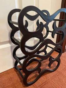 lot 196 image: Umbra 8 Bottle Wine Rack
